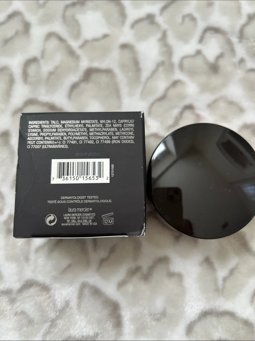 laura mercier Translucent Loose Setting Powder – Black & Cream Jar
